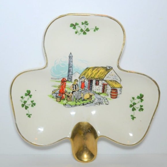 Carrigaline Pottery Clover Shaped Ashtray Made In Ireland House Scene White - Picture 1 of 4